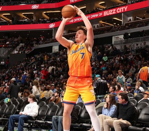 巅峰对决,金州勇士激,战密尔沃基,乐鱼体育官网,APP下载,注册领彩金,官方网站,网站入口