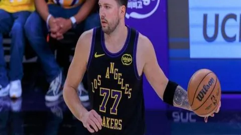 穆迪内线强攻，巴特勒远投三分空心入网