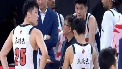 美客机紧急避让复飞，私机抢道惊险一幕